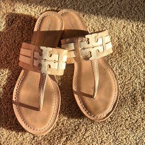 Tory Burch Tan leather Thong Sandals with signature cream colored Accent.